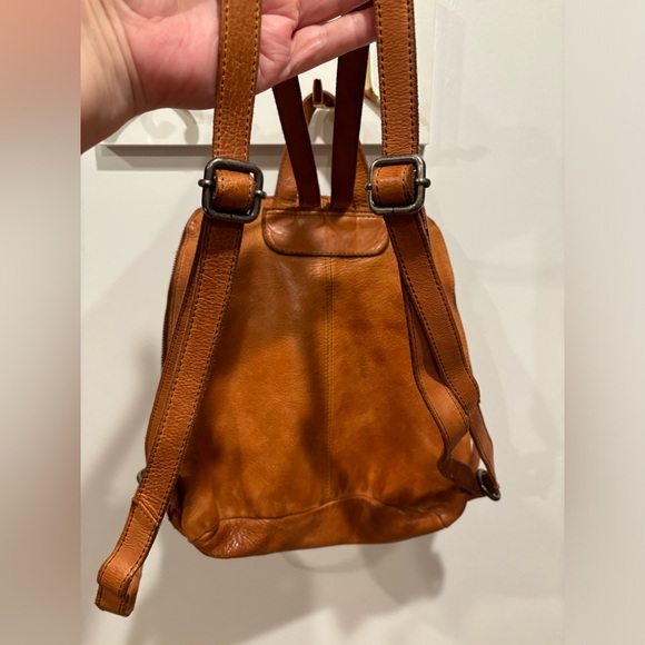 Vilenca Holland leather woven backpack adjustable strap zip around close cognac - Picture 4 of 12